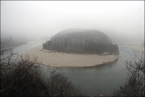 산길을 내려오다 펼쳐지는 굴지리 물도리동. 한참을 서 있게 만든다. 